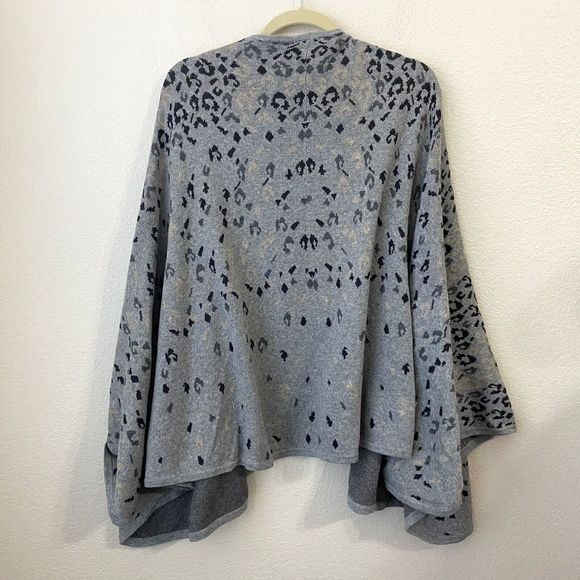 CAbi Poncho Wrap Womens One Size Gigi Leopard Animal Print Gray - Picture 2 of 5